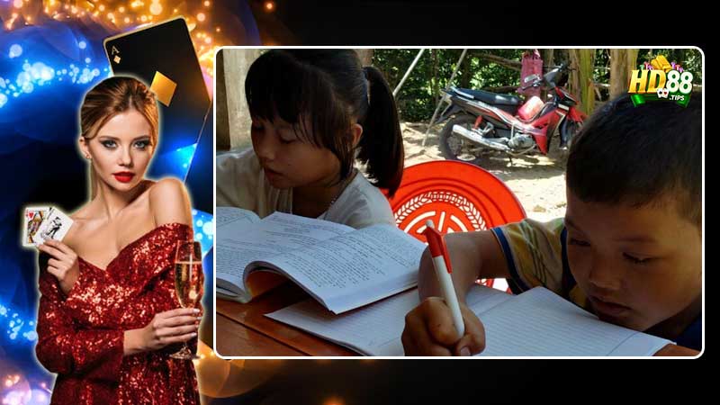 Nhiều em học sinh có sách vở học